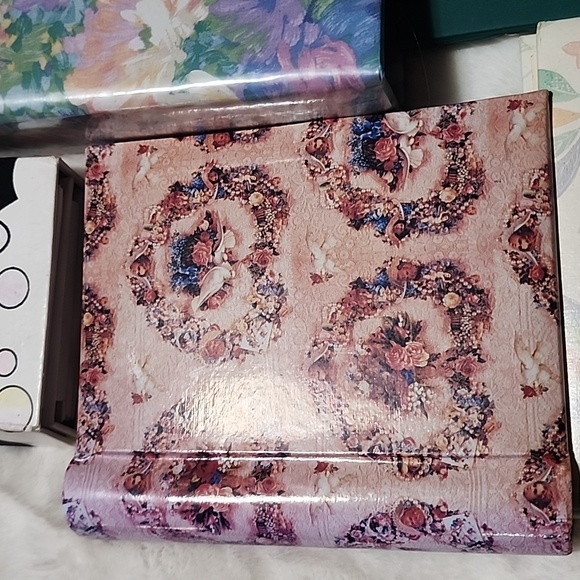 ASSORTMENT OF PHOTO ALBUMS AND 1 BUTTERFLY ADDRESS BOOK. - Picture 3 of 6